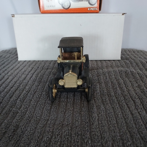 Model T Toy Car - Black and Gold - Picture 4 of 5